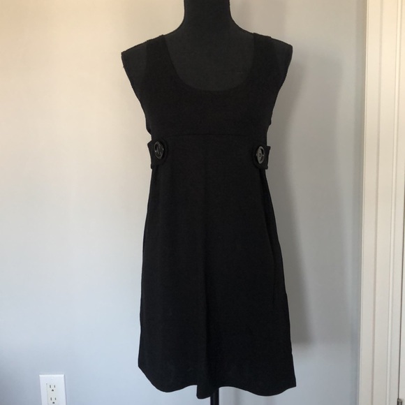 Simple black dress with button accents - Picture 4 of 4